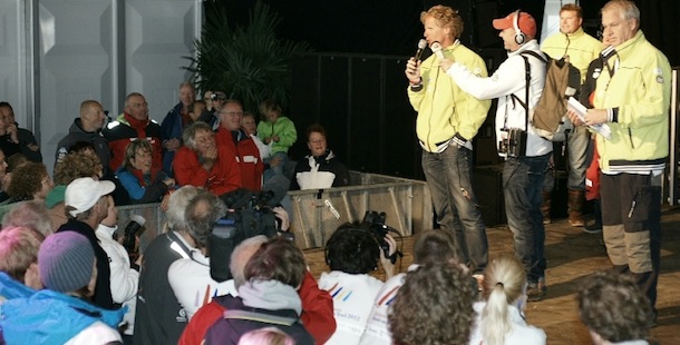 Voorzitter Sidney van Zon kondigt uitstel Ronde om Texel aan.