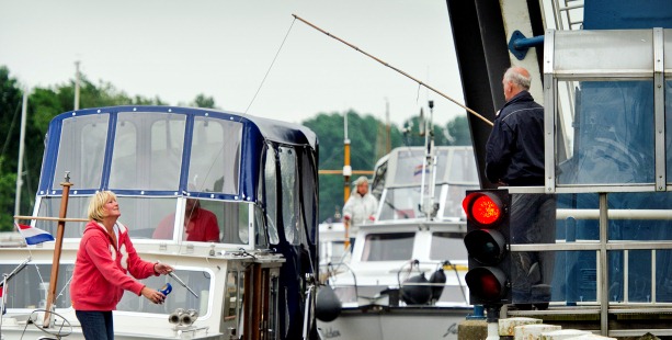 Een vrouw betaald bruggeld in Friesland