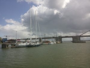 Wachtende zeiljachten voor de Schelllingwouderbrug