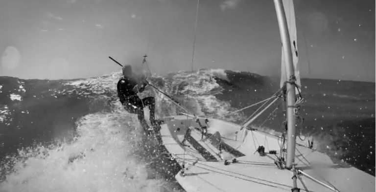 Contender surft van de golven bij Zeilvereniging Noordwijk