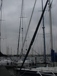 Een rolfok is een echte windvanger. Als de wind er vat op krijgt, kan hij spontaan uitrollen. Bovendien wordt het voorzeil er niet mooier op als het de hele winter opgerold blijft en aan weer en wind wordt blootgesteld.