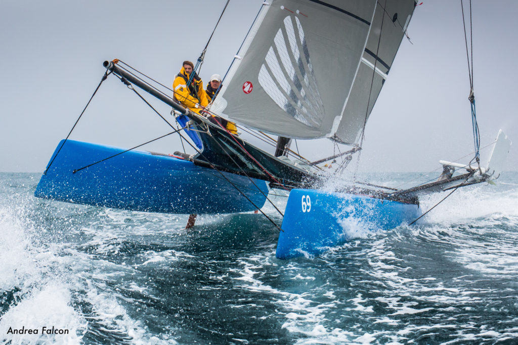 catamaran zeilen op zee