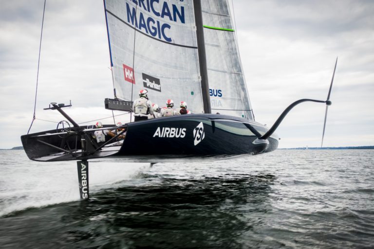 Spectaculaire beelden vliegende AC75 + videoreactie Simeon Tienpont