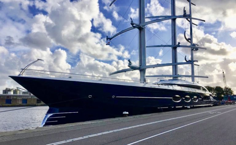 106 meter lange superjacht Black Pearl ligt in Amsterdam