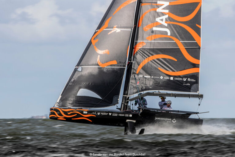 Snelheidsrecord: 69F scheurt met 34,9 knopen over het water