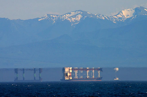 https://commons.wikimedia.org/wiki/File:Superior_mirage_of_the_boats_at_entrance_of_the_harbor_at_Victoria,_British_Columbia,_Canada.jpg