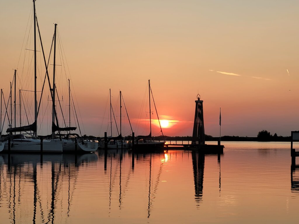 Ingang jachthaven Lelystad bij zonsondergang