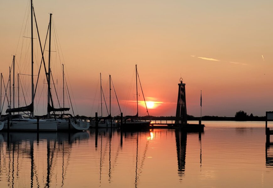 Ingang jachthaven Lelystad bij zonsondergang