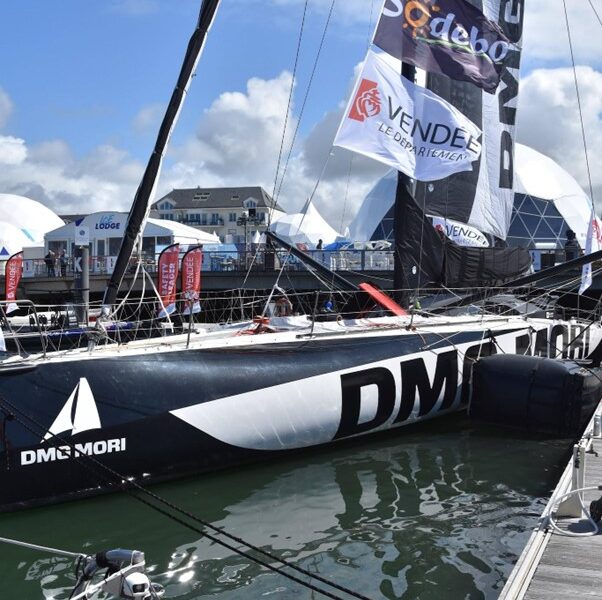 IMOCA in de haven van Les Sables-d'Ollonne in aanloop naar de Vendée Arctique