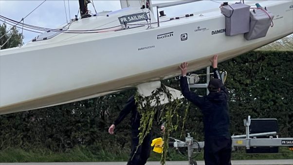 Fonteinkruid aan de kiel van een J/70 tijdens de Dutch Water Week