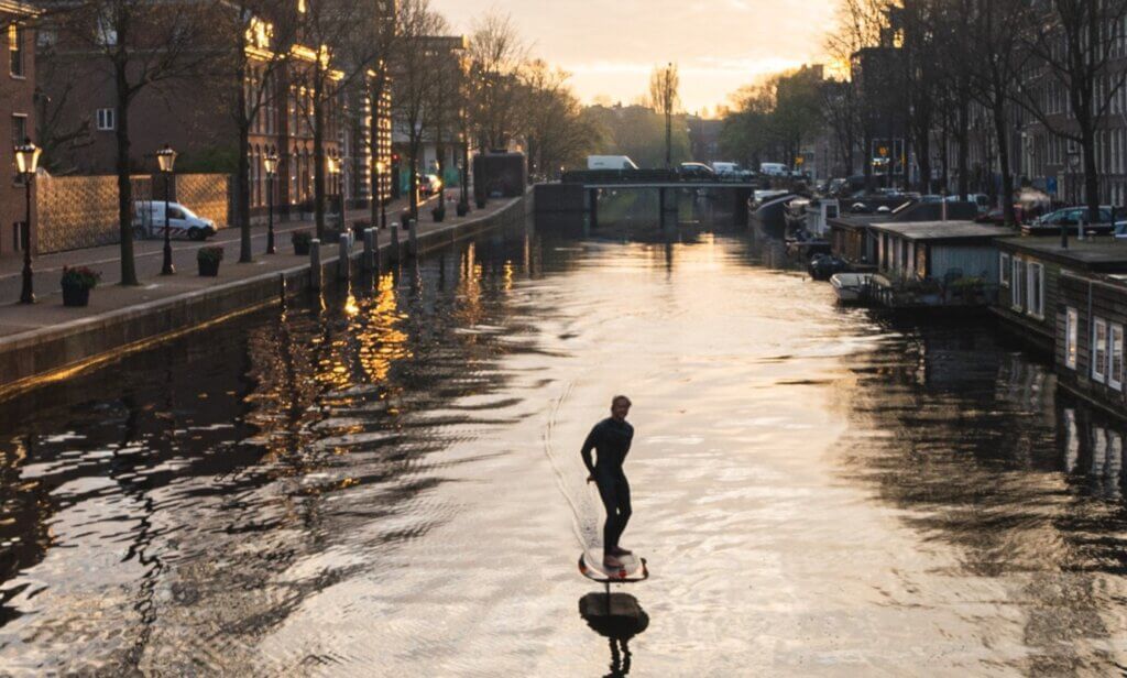 Tijdens de Dutch Water Week kon je onder andere e-foilen op de Amsterdamse grachten