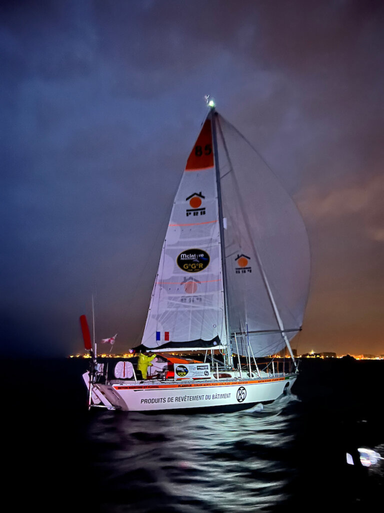 Finish van Damien Guillou tijdens de proloog van de Golden Globe Race 2022.