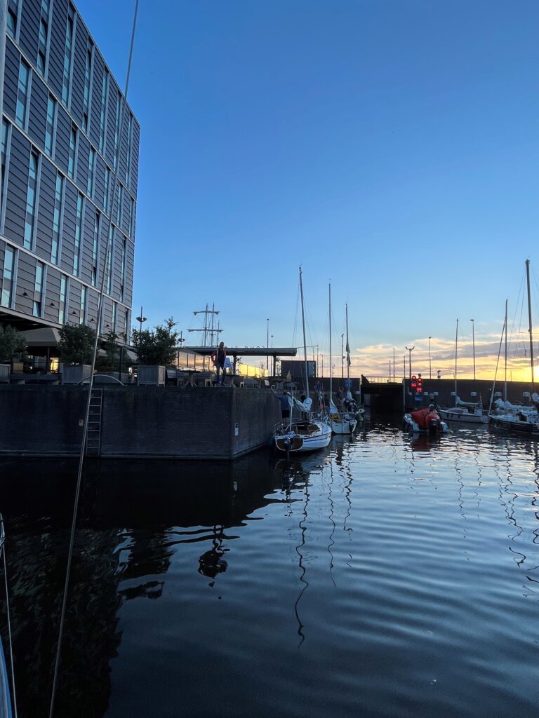 Wachten voor de sluis