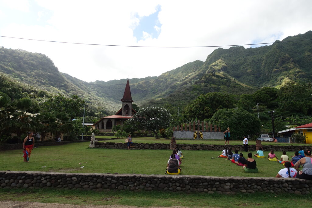 Polynesische meisjes oefenen de Haka