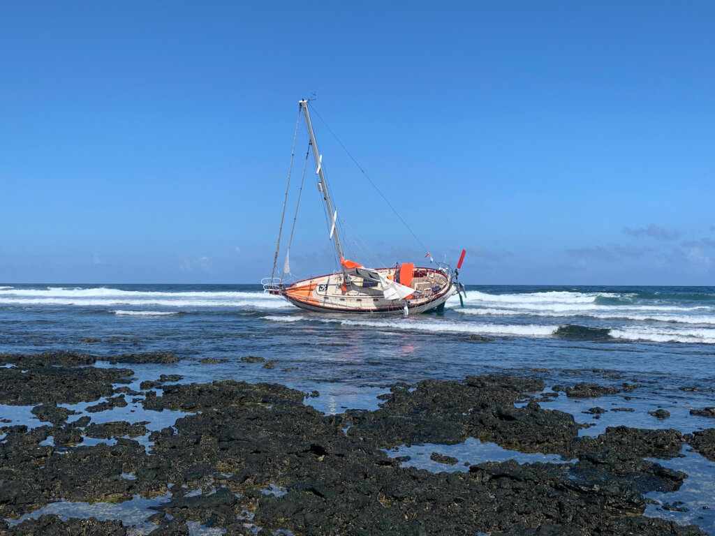 Guy DeBoer's zeiljacht op de rotsen van Fuerteventura