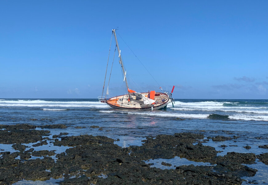 Guy DeBoer's zeiljacht op de rotsen van Fuerteventura