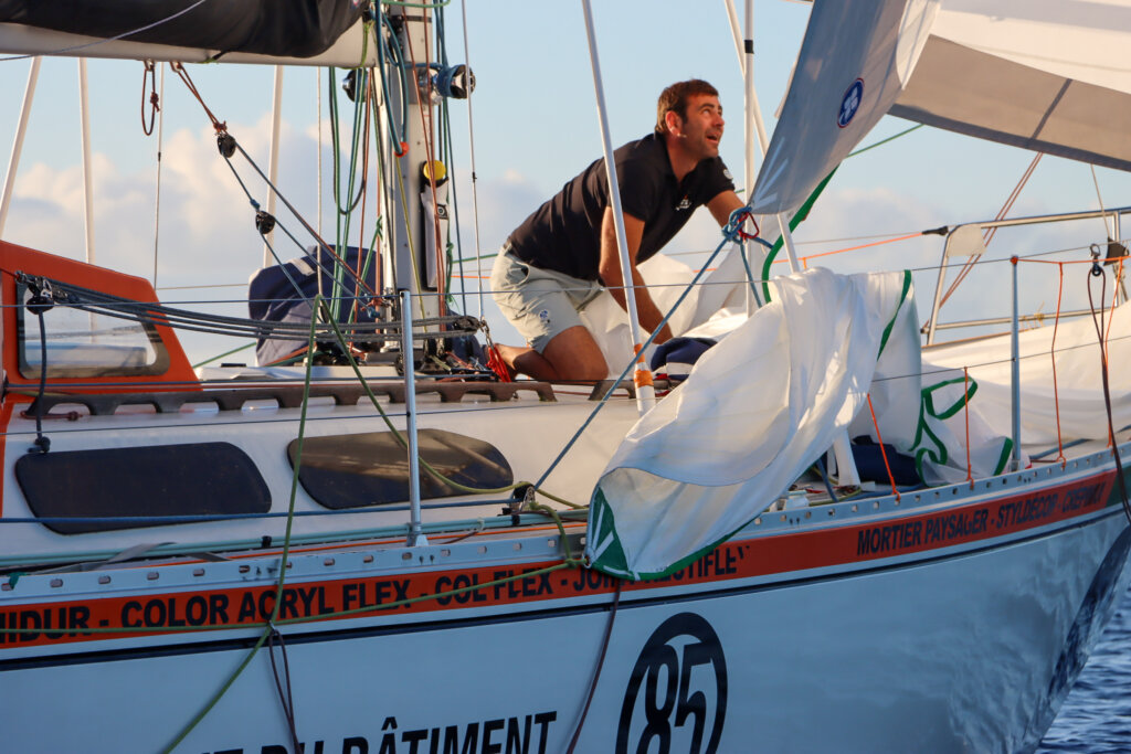 Damien Guillou strijkt en hijst zijn spinnaker zo snel mogelijk