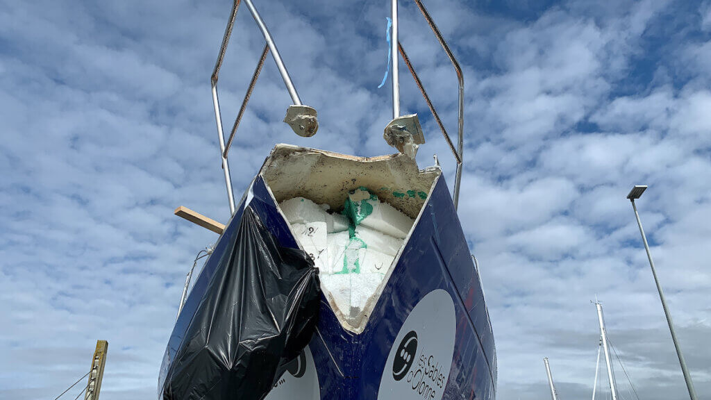 De boeg van Bayanat voor de start van de Golden Globe Race 2022