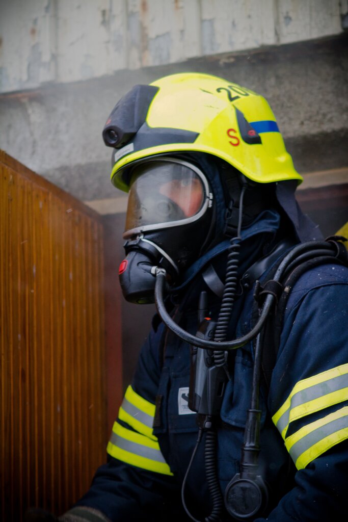 Ademhalingsapparatuur bij een brandweerman