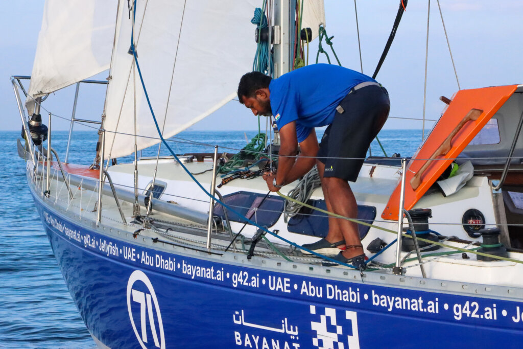 Abhilash Tomy werkt hard om zijn boot zeilende te houden