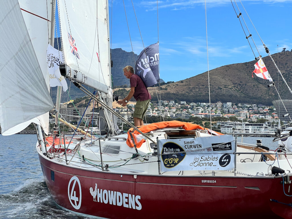 Golden Globe Race eerste zeiler is Kaapstad gepasseerd
