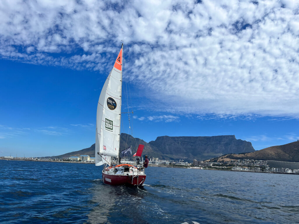 golden globe race de eerste zeiler is kaapstad gepasseerd