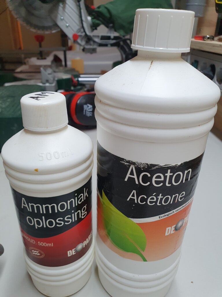 Ammonia is een ontvetter, aceton een oplosmiddel