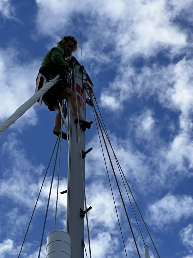 Kirsten Neuschäfer maakt van de gelegenheid gebruik om even in de mast te klimmen
