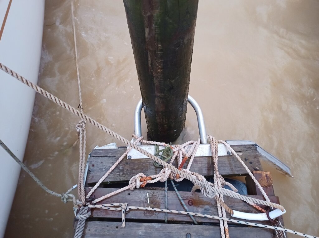 De steigers hebben te lijden onder de zware storm