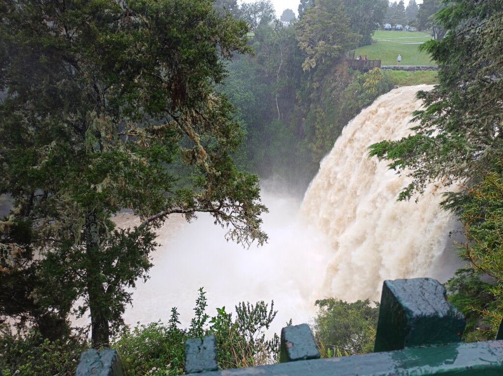 Whangarei Falls tijdens cycloon Gabrielle