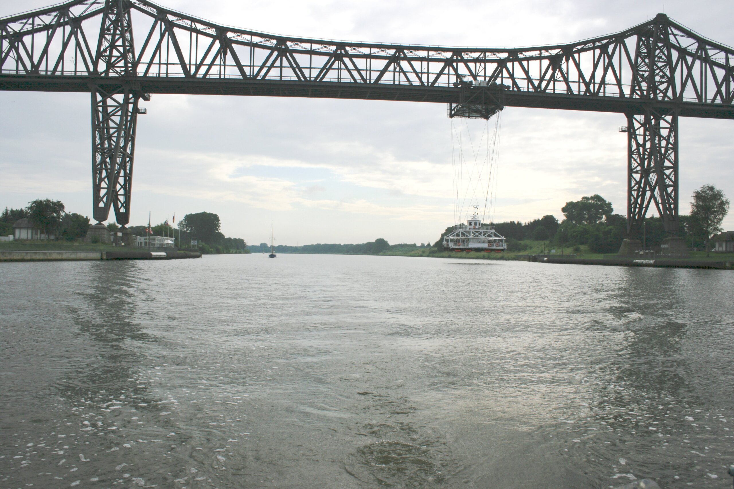 Spoorbrug met hangende pont bij Rendsburg.