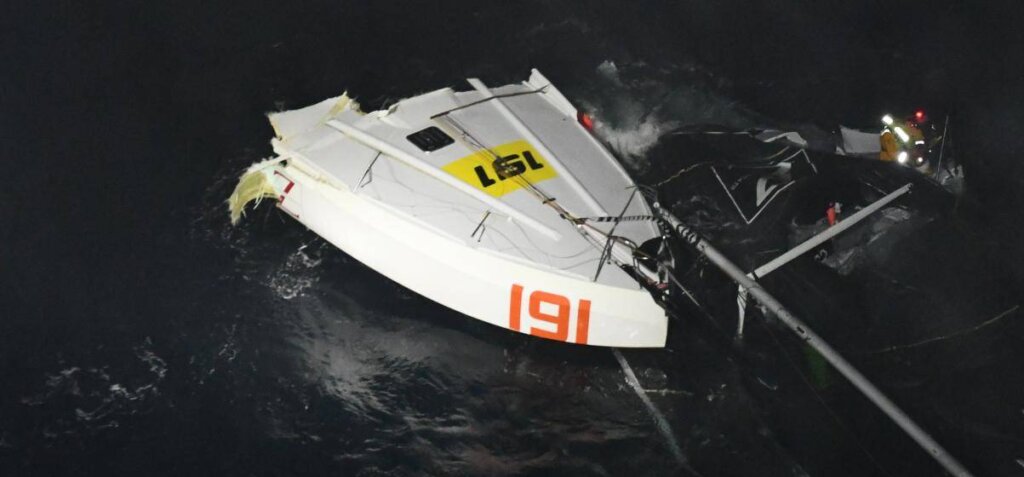 Boeg van door de een vrachtschip doormidden gevaren Class40 wedstrijdboot