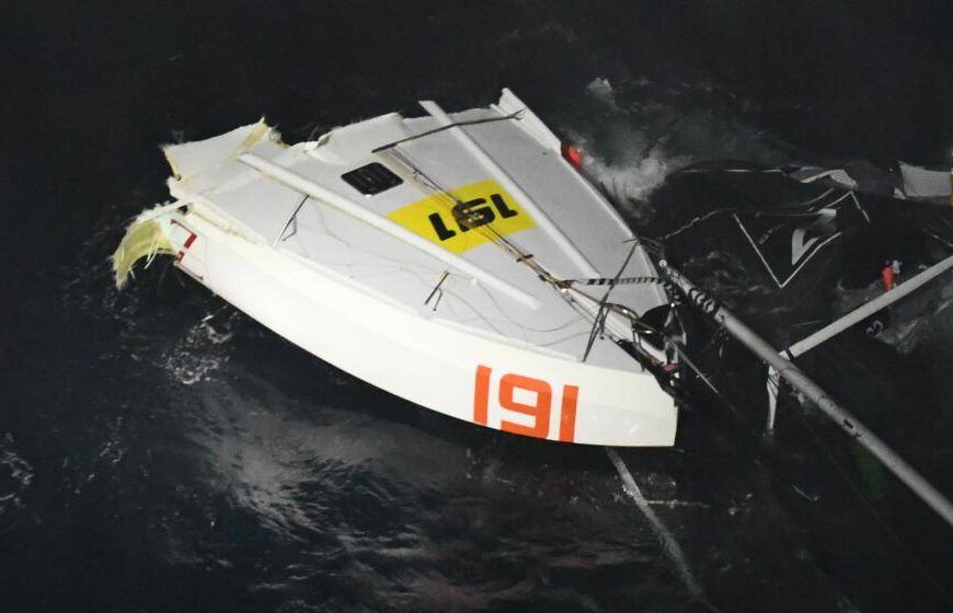 Boeg van door de een vrachtschip doormidden gevaren Class40 wedstrijdboot